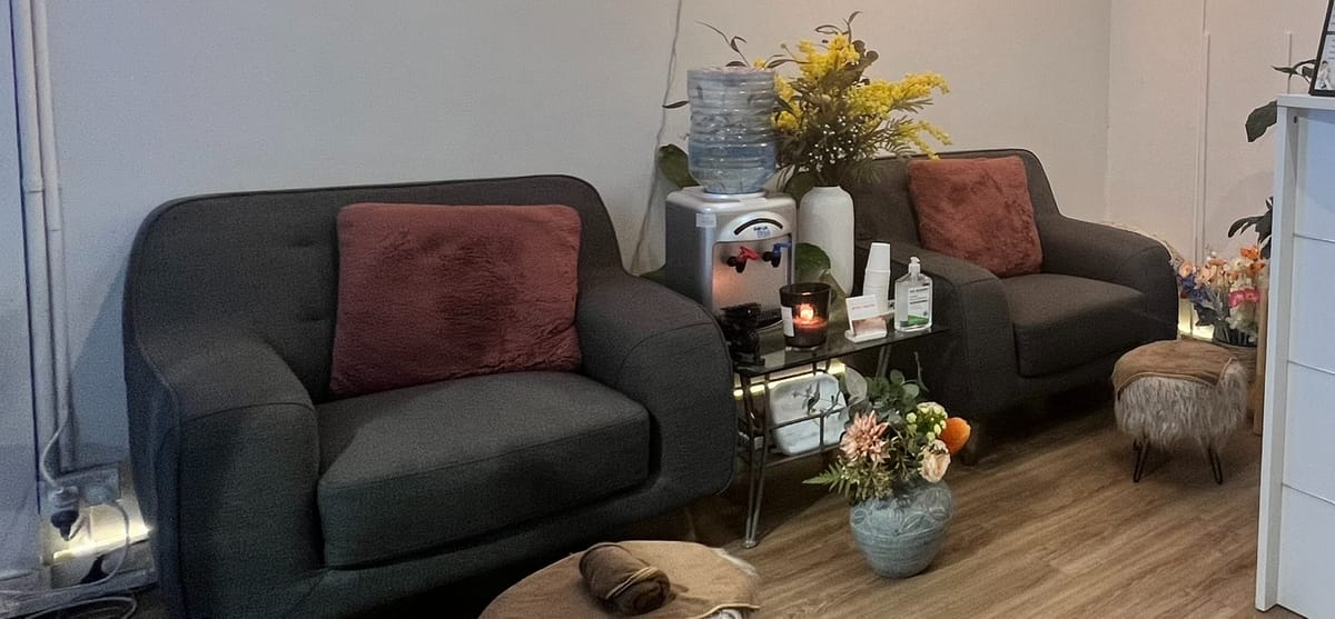 Armchairs, fresh flowers and the water cooler in the Quinta lounge